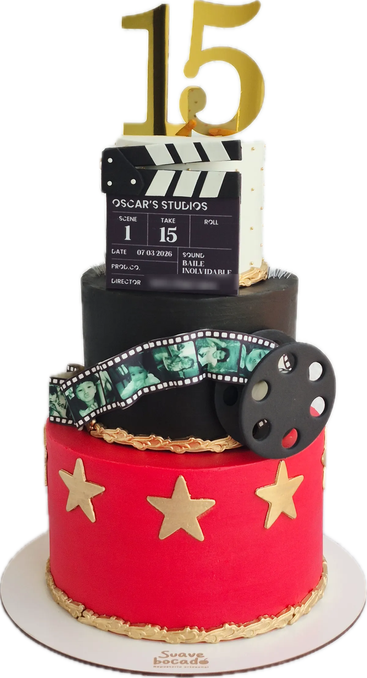 Torta de 15 años de dos pisos, roja y negra, con una claqueta, cinta de cine, estrellas doradas y un 15 dorado
